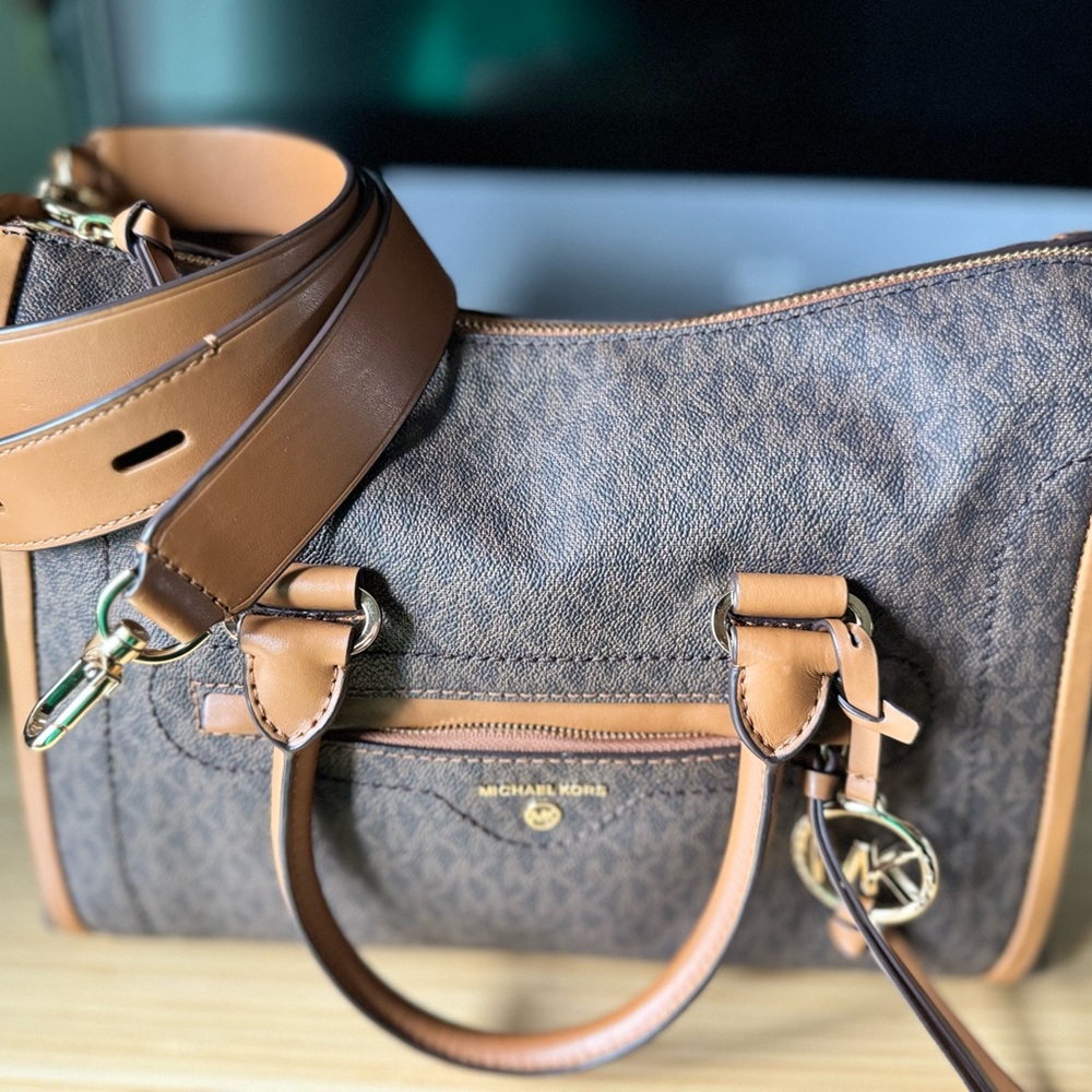 Michael Kors Signature Canvas Carine